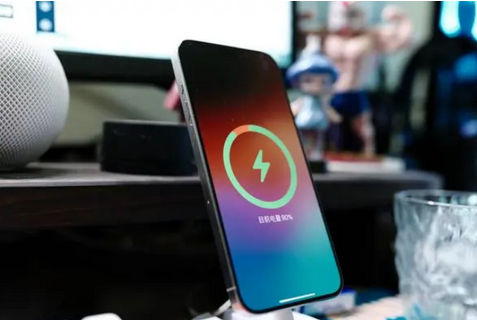 涧西苹果15换屏服务分享用什么充电器给iPhone15充电更好 